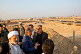 جمشید شیخ اکبری مدير عامل شركت ناوديس راه و حجت الاسلام قاسم روانبخش نماینده مردم قم در مجلس شورای اسلامی در بازدید از پروژه آزادراه شهید سلیمانی در قم