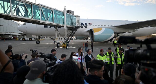 فرود هواپیمای آمریکایی در کاراکاس با ۱۷۲ مهاجر