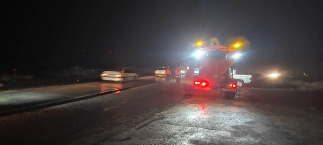 بارش برف در گردنه‌های ساردوئیه جیرفت / رانندگان مراقب لغزندگی جاده‌ها باشند