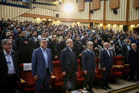 حسین سیمایی‌صراف، وزیر علوم، تحقیقات و فناوری، مسعود پزشکیان، رئیس جمهور و محمدرضا ظفرقندی، وزیر بهداشت، درمان و آموزش پزشکی در مراسم گرامیداشت روز دانشجو