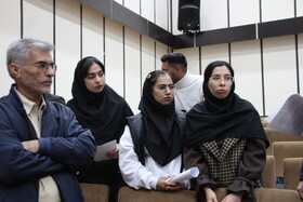 مناظره دانشجویی بین گروه موافق و مخالف