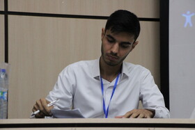 مناظره دانشجویی بین گروه موافق و مخالف