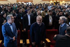 از راست حسین سیمایی‌صراف، وزیر علوم، تحقیقات و فناوری، مسعود پزشکیان، رئیس جمهور و محمدرضا ظفرقندی، وزیر بهداشت، درمان و آموزش پزشکی در مراسم گرامیداشت روز دانشجو
