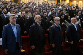 از راست حسین سیمایی‌صراف، وزیر علوم، تحقیقات و فناوری، مسعود پزشکیان، رئیس جمهور و محمدرضا ظفرقندی، وزیر بهداشت، درمان و آموزش پزشکی در مراسم گرامیداشت روز دانشجو
