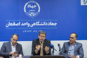 به ترتیب از سمت راست غلامرضا کرباسی، سرپرست جهاددانشگاهی واحد اصفهان، مهدی جمالی‌نژاد، استاندار اصفهان و ایوب درویشی، معاون سیاسی اجتماعی استانداری اصفهان