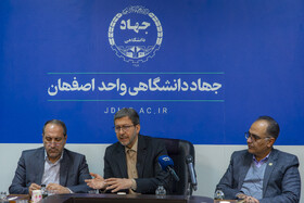 به ترتیب از سمت راست غلامرضا کرباسی، سرپرست جهاددانشگاهی واحد اصفهان، مهدی جمالی‌نژاد، استاندار اصفهان و ایوب درویشی، معاون سیاسی اجتماعی استانداری اصفهان