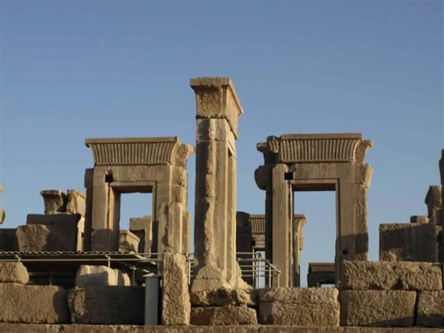 شرایط بحرانی کاخ هدیش تخت جمشید/ گلسنگ کمترین آسیب را به آثار باستانی می‌رساند