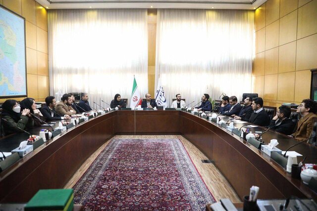 خضریان: معلوم نیست نیروهای متخصص تربیت شده به درد کشور بخورند