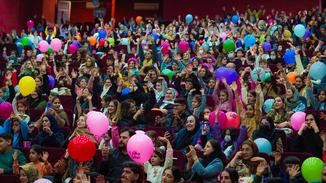 خبرهایی که در سینما و تئاتر مخابره میشود
