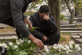 حضور جمعی از همکاران خبرگزاری دانشجویان ایران (ایسنا)  بر سر مزار شهید«محمدحسن قریب» عکاس ایسنا در گلزار شهدای آبلو شهرستان نکا