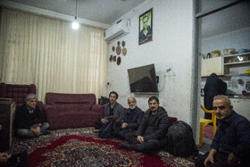 حضور «محمدعلی نادعلی‌زاده» مدیرعامل و همکاران خبرگزاری دانشجویان ایران (ایسنا)  در خانه پدری شهید «محمدحسن قریب» عکاس ایسنا 