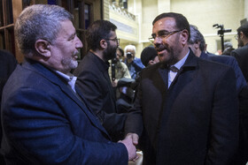 حسینعلی امیری و الیاس حضرتی، رئیس شورای اطلاع رسانی دولت در مراسم یادبود درگذشتگان خانواده معاون رییس جمهور