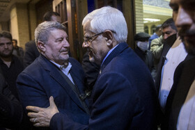 محمدرضا عارف، معاون اول رئيس جمهور و الیاس حضرتی، رئیس شورای اطلاع رسانی دولت در مراسم یادبود درگذشتگان خانواده معاون رییس جمهور