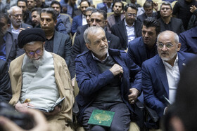 مسعود پزشکیان، رئیس جمهور و محسن حاجی میرزایی، رئیس دفتر رئیس جمهور و سید اسماعیل خطیب، وزیر اطلاعات در مراسم یادبود درگذشتگان خانواده معاون رییس جمهور