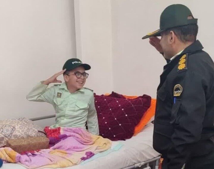 نوجوان پیشوایی با پای از دست رفته همیار پلیس شد