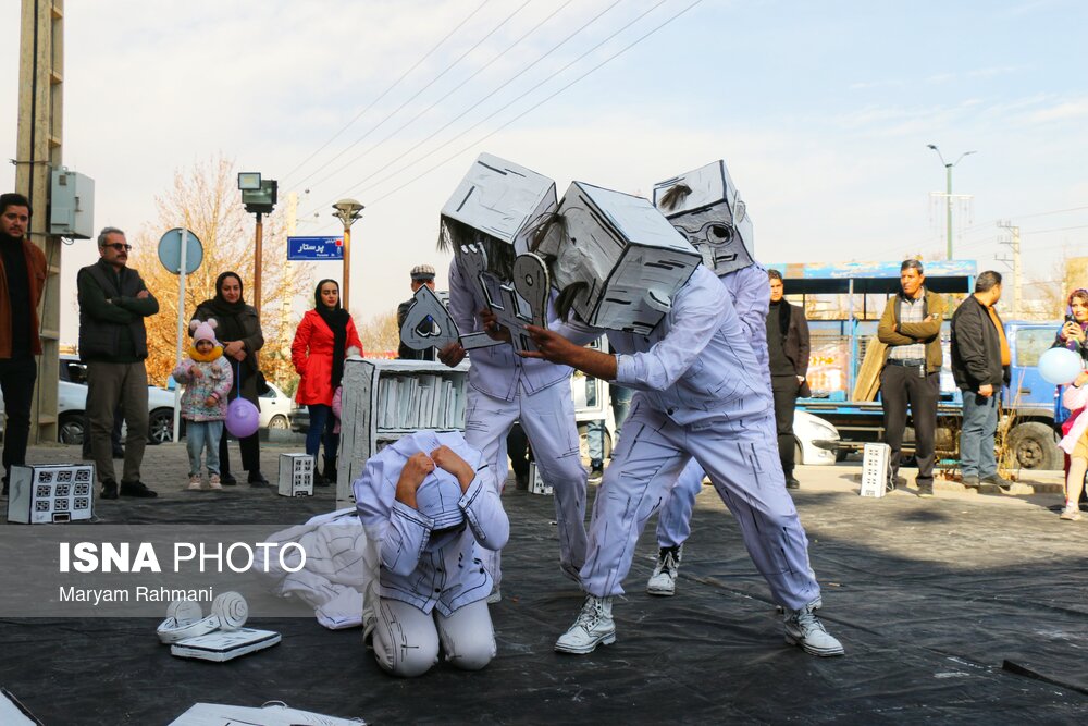 اجرای خیابانی «شب اسرار آمیز ستاره» در سی‌امین جشنواره بین‌المللی تئاتر کودک و نوجوان همدان