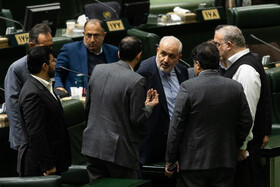 عباس علی‌آبادی، وزیر نیرو در صحن علنی مجلس - ۱۸ آذر