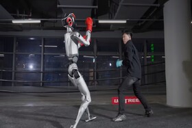 مبارزه یک ربات انسان‌نما با سازنده‌اش!