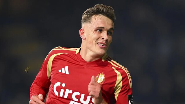 دنیس اکرت، مهاجم ایرانی-آلمانی با تخصص در بازی هوایی