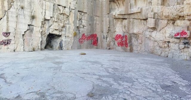 وضعیت اسفبار یادگار دوره هخامنشی/ بازگشت موج تازه وندالیسم در «ایوان قدمگاه»