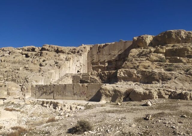 وضعیت اسفبار یادگار دوره هخامنشی/ بازگشت موج تازه وندالیسم در «ایوان قدمگاه»