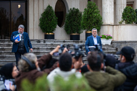 محمدرضا ظفرقندی، وزیر بهداشت، درمان و آموزش پزشکی و الیاس حضرتی، رئیس شورای اطلاع رسانی در حاشیه جلسه هیات دولت - ۱۹ آذر