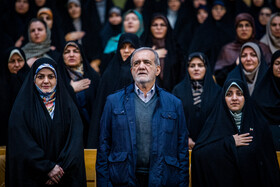 از راست، زهرا بهروز آذر، معاون امور زنان ریاست جمهوری، مسعود پزشکیان، رییس جمهور و زهرا پزشکیان در آیین گرامیداشت «روز زن و مقام مادر»