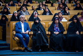 از چپ،‌سید علی مدنی زاده، وزیر اقتصاد در آیین گرامیداشت «روز زن و مقام مادر» با حضور مسعود پزشکیان، رییس جمهور