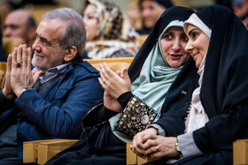 از راست، فرزانه صادق، وزیر راه و شهرسازی، زهرا بهروز آذر، معاون امور زنان ریاست جمهوری و مسعود پزشکیان، رییس جمهور در آیین گرامیداشت «روز زن و مقام مادر»