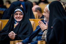 از راست، مسعود پزشکیان، رییس جمهور و زهرا پزشکیان در آیین گرامیداشت «روز زن و مقام مادر»