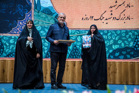 مسعود پزشکیان، رییس جمهور و زهرا بهروز آذر، معاون امور زنان ریاست جمهوری در آیین گرامیداشت «روز زن و مقام مادر»