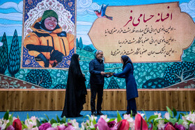 مسعود پزشکیان، رییس جمهور و زهرا بهروز آذر، معاون امور زنان ریاست جمهوری در آیین گرامیداشت «روز زن و مقام مادر»