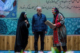 مسعود پزشکیان، رییس جمهور و زهرا بهروز آذر، معاون امور زنان ریاست جمهوری در آیین گرامیداشت «روز زن و مقام مادر»