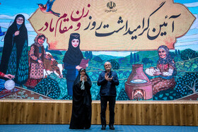 مسعود پزشکیان، رییس جمهور و زهرا بهروز آذر، معاون امور زنان ریاست جمهوری در آیین گرامیداشت «روز زن و مقام مادر»