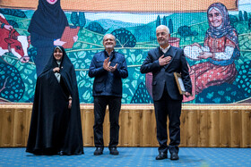 از راست، اسکندر مومنی وزیر کشور، مسعود پزشکیان، رییس جمهور و زهرا بهروز آذر، معاون امور زنان ریاست جمهوری در آیین گرامیداشت «روز زن و مقام مادر»