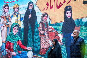 مسعود پزشکیان، رییس جمهور و زهرا بهروز آذر، معاون امور زنان ریاست جمهوری در آیین گرامیداشت «روز زن و مقام مادر»