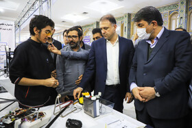  بازدید محمد علی طالبی،استاندار از  نمایشگاه هفته پژوهش و فناوری استان کرمان