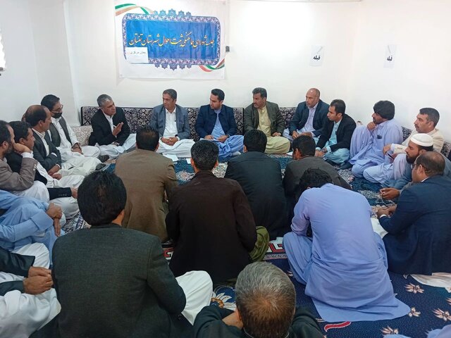 فرماندار تفتان: روستاها زمانی پیشرفت می‌کنند که دهیاران پیگیر و مطالبه‌گر باشند