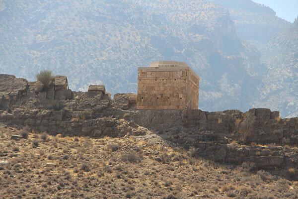 خراب‌کاری در آرامگاهِ فیلسوف ساسانی! + عکس