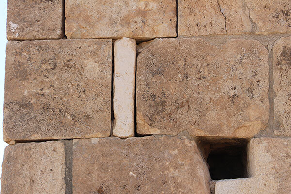 خراب‌کاری در آرامگاهِ فیلسوف ساسانی! + عکس