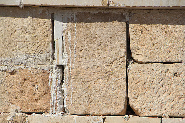 خراب‌کاری در آرامگاهِ فیلسوف ساسانی! + عکس