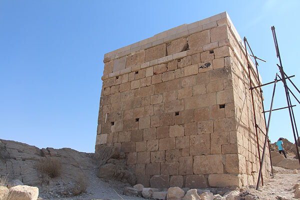 آرامگاه جاماسب خرابکاری در آرامگاهِ جاماسب! + عکس