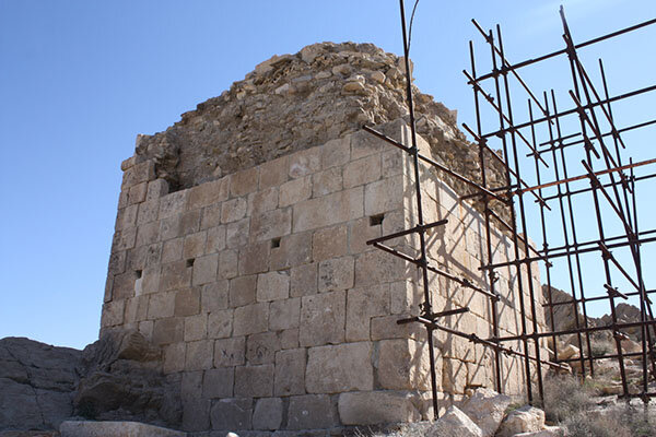 خراب‌کاری در آرامگاهِ فیلسوف ساسانی! + عکس