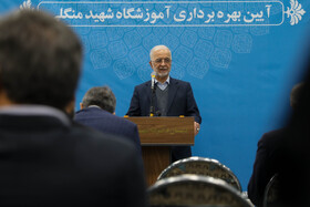 اسکندر مؤمنی امروز (پنجشنبه بیستم آذر) در سفر به استان یزد و در شهر یزد، مدرسه شهید عبدالله منگلی را افتتاح کرد. این مدرسه در زمینی به مساحت ۴۴۰۰ مترمربع با زیربنای ۳۷۰۰ متر در دو طبقه با سرمایه گذاری ۶۷ میلیارد تومان از محل اعتبارات دولتی ایجاد شده است.