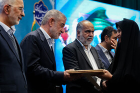 تجلیل از مادران شهدای جنگ 12 روزه در حاشیه جلسه شورای اداری استان 