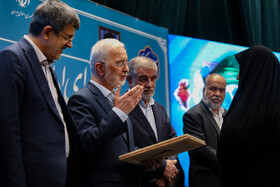 تجلیل از مادران شهدای جنگ 12 روزه در حاشیه جلسه شورای اداری استان 