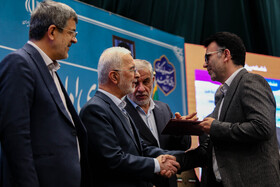 اهدای تفاهم نامه های اقتصادی به سرمایه گذاران در حاشیه جلسه شورای اداری استان به ریاست وزیر کشور 