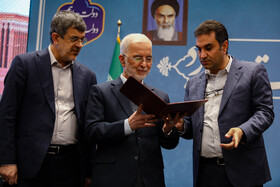 از سمت چپ بابایی استاندار، مومنی وزیر کشور و پوردهقان نماینده مردم اردکان در مجلس در شورای اداری استان 