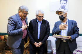 دیدار میرحمید حسن‌زاده مدیر شورای تحریریه دفتر مرکزی ایسناو ابراهیم عسگری مدیر حوزه ریاست و روابط عمومی ایسنا با خانواده شهید عمرانی در استان کرمان