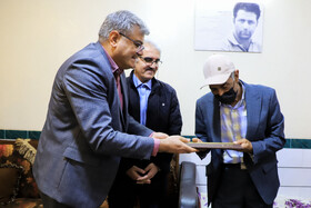 دیدیدار میرحمید حسن‌زاده مدیر شورای تحریریه دفتر مرکزی ایسناو ابراهیم عسگری مدیر حوزه ریاست و روابط عمومی ایسنا با خانواده شهید عمرانی در استان کرمان